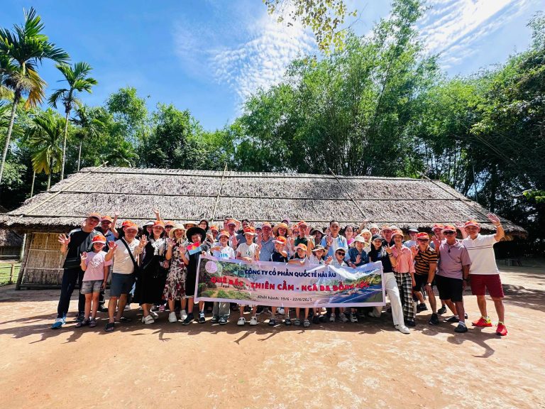 Về thăm quê Bác, dâng hương tại ngã ba Đồng Lộc và dừng chân tại bãi biển Thiên Cầm - Hành trình về nguồn đầy cảm xúc